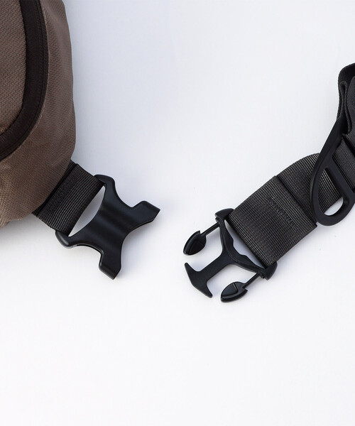 MYSTERY RANCH（ミステリーランチ）の「MYSTERY RANCH/ミステリーランチ DISTRICT 8（ショルダーバッグ・メンズ・ブラック/ベージュ・ONE SIZE）」の3枚目の写真