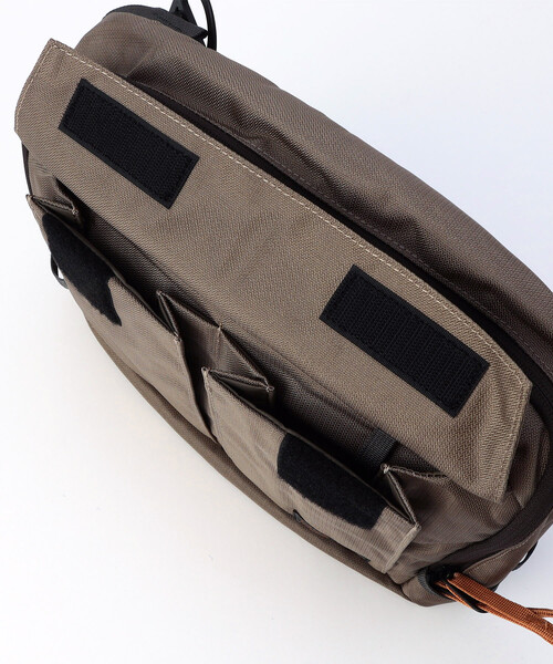 MYSTERY RANCH（ミステリーランチ）の「MYSTERY RANCH/ミステリーランチ DISTRICT 8（ショルダーバッグ・メンズ・ブラック/ベージュ・ONE SIZE）」の7枚目の写真