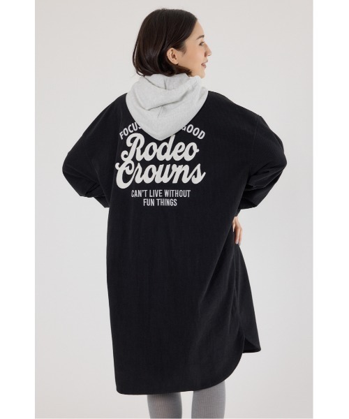 RODEO CROWNS WIDE BOWL（ロデオクラウンズワイドボウル）の「フード付きコーデュロイシャツワンピース（ワンピース・レディース・ブラック/パープル/ベージュ/グリーン・FREE）」の2枚目の写真