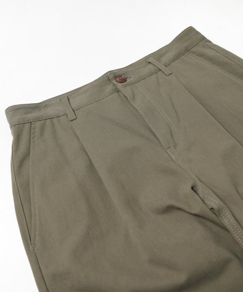 FRIZMWORKS（フリズムワークス）の「OG HAWORTH ONE TUCK PANTS _ OLIVE（その他パンツ・メンズ・その他・LARGE/X-LARGE/SMALL/MEDIUM）」の4枚目の写真