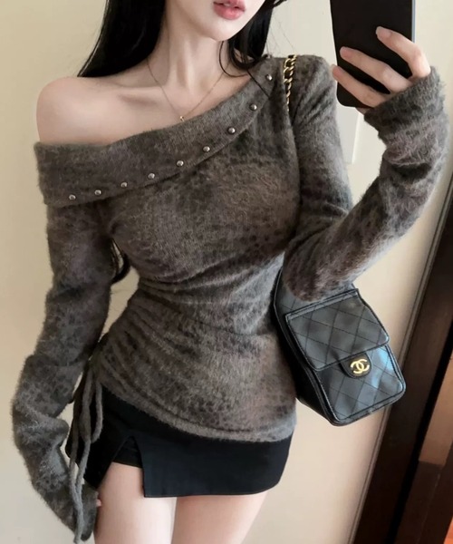 .KOM(ドットコム)の「A'GEM/9 × .kom 『.kom/ドットケーオーエム』 アシンメトリーネックシャギーニットトップス(Tシャツ/カットソー・レディース・ホワイト/ブラック/グレー・FREE)」の3枚目の写真