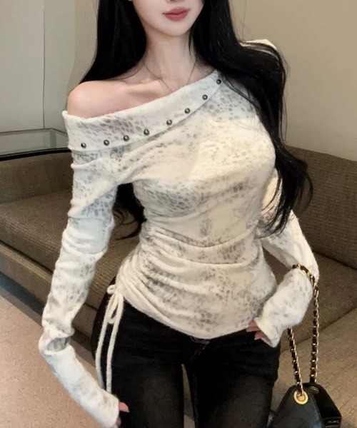 .KOM(ドットコム)の「A'GEM/9 × .kom 『.kom/ドットケーオーエム』 アシンメトリーネックシャギーニットトップス(Tシャツ/カットソー・レディース・ホワイト/ブラック/グレー・FREE)」の2枚目の写真