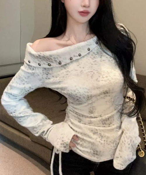 .KOM(ドットコム)の「A'GEM/9 × .kom 『.kom/ドットケーオーエム』 アシンメトリーネックシャギーニットトップス(Tシャツ/カットソー・レディース・ホワイト/ブラック/グレー・FREE)」の7枚目の写真