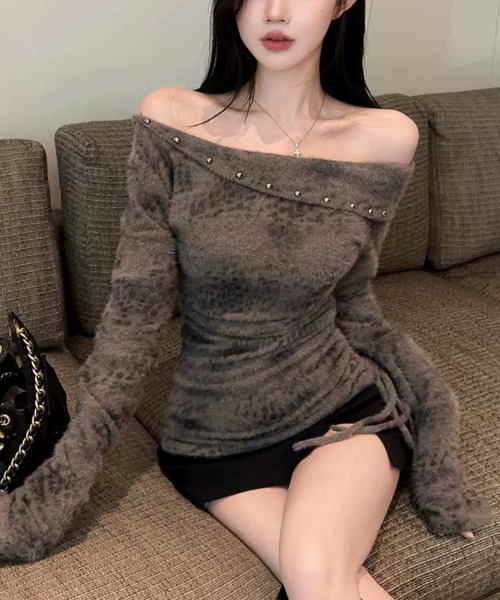 .KOM(ドットコム)の「A'GEM/9 × .kom 『.kom/ドットケーオーエム』 アシンメトリーネックシャギーニットトップス(Tシャツ/カットソー・レディース・ホワイト/ブラック/グレー・FREE)」の4枚目の写真