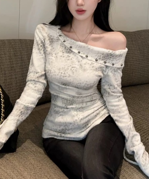 .KOM(ドットコム)の「A'GEM/9 × .kom 『.kom/ドットケーオーエム』 アシンメトリーネックシャギーニットトップス(Tシャツ/カットソー・レディース・ホワイト/ブラック/グレー・FREE)」の8枚目の写真