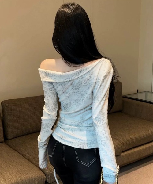 .KOM(ドットコム)の「A'GEM/9 × .kom 『.kom/ドットケーオーエム』 アシンメトリーネックシャギーニットトップス(Tシャツ/カットソー・レディース・ホワイト/ブラック/グレー・FREE)」の10枚目の写真
