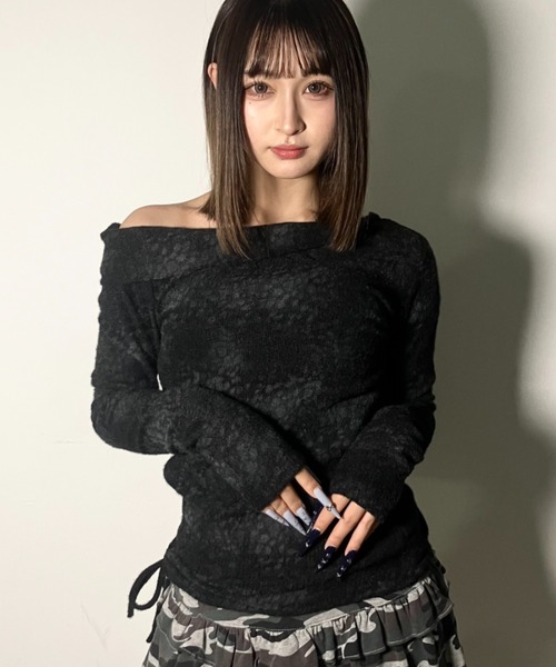 .KOM(ドットコム)の「A'GEM/9 × .kom 『.kom/ドットケーオーエム』 アシンメトリーネックシャギーニットトップス(Tシャツ/カットソー・レディース・ホワイト/ブラック/グレー・FREE)」の11枚目の写真