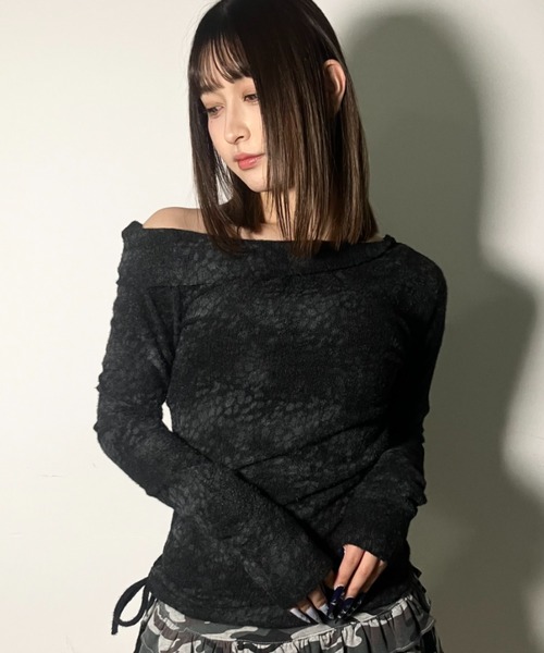 .KOM(ドットコム)の「A'GEM/9 × .kom 『.kom/ドットケーオーエム』 アシンメトリーネックシャギーニットトップス(Tシャツ/カットソー・レディース・ホワイト/ブラック/グレー・FREE)」の13枚目の写真
