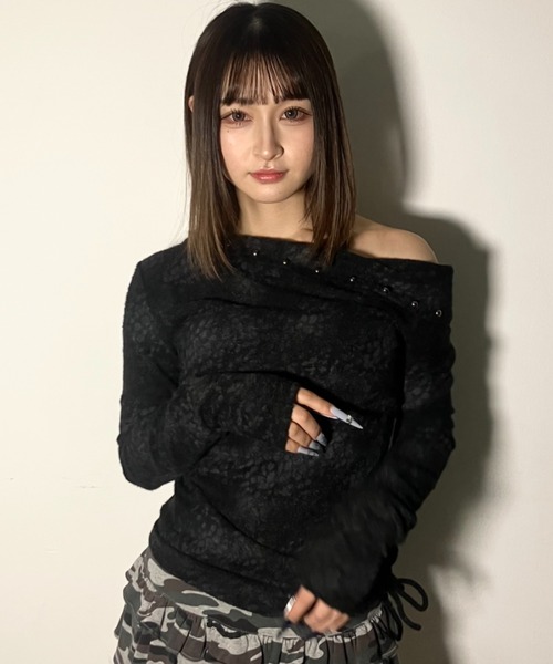 .KOM(ドットコム)の「A'GEM/9 × .kom 『.kom/ドットケーオーエム』 アシンメトリーネックシャギーニットトップス(Tシャツ/カットソー・レディース・ホワイト/ブラック/グレー・FREE)」の12枚目の写真