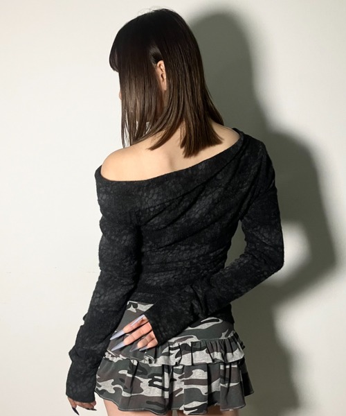 .KOM(ドットコム)の「A'GEM/9 × .kom 『.kom/ドットケーオーエム』 アシンメトリーネックシャギーニットトップス(Tシャツ/カットソー・レディース・ホワイト/ブラック/グレー・FREE)」の18枚目の写真