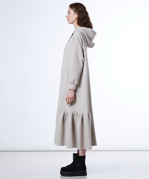 DOUBLE STANDARD CLOTHING（ダブルスタンダードクロージング）の「ダンボール フリルマキシワンピース（ワンピース・レディース・ベージュ/ネイビー・36/38）」の5枚目の写真