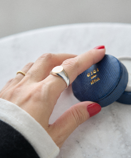 IENA(イエナ)の「GIGI/ジジ 別注 Artemis signet ring EX(リング・レディース・シルバー・13/11)」の3枚目の写真