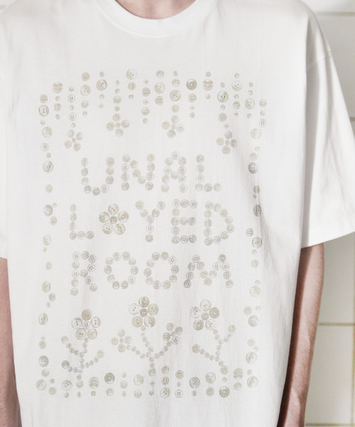 UNALLOYED(アナロイド)の「ボタンロゴTシャツ / ホワイト(Tシャツ/カットソー・メンズ・その他・SMALL/MEDIUM/LARGE)」の4枚目の写真