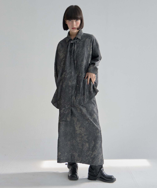 MOIREMOA(モアレモア)の「Crack silky long skirt -charcoal(スカート・レディース・その他・SMALL/MEDIUM)」の2枚目の写真