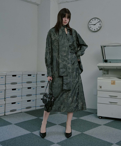MOIREMOA(モアレモア)の「Crack silky long skirt -charcoal(スカート・レディース・その他・SMALL/MEDIUM)」の3枚目の写真