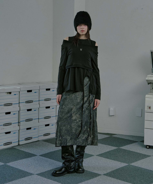 MOIREMOA(モアレモア)の「Crack silky long skirt -charcoal(スカート・レディース・その他・SMALL/MEDIUM)」の4枚目の写真
