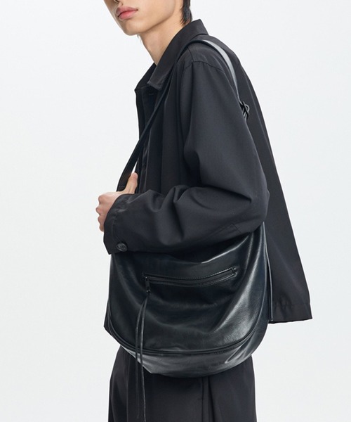 WESTBOY（ウエストボーイ）の「ユニセックス A4収納可 レザーライク カーブショルダーバッグ WO25W10BG07（ショルダーバッグ・メンズ・ブラック・FREE）」の6枚目の写真