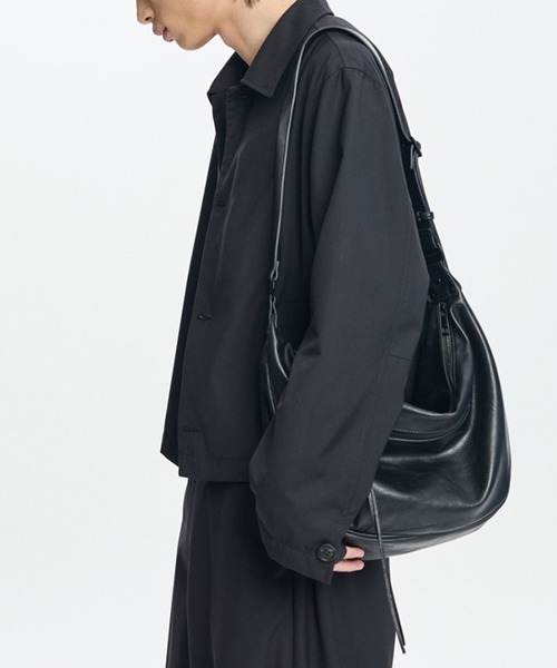 WESTBOY（ウエストボーイ）の「ユニセックス A4収納可 レザーライク カーブショルダーバッグ WO25W10BG07（ショルダーバッグ・メンズ・ブラック・FREE）」の7枚目の写真