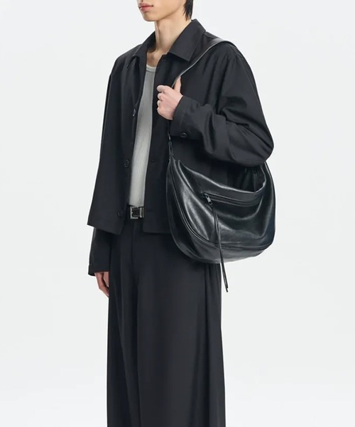 WESTBOY（ウエストボーイ）の「ユニセックス A4収納可 レザーライク カーブショルダーバッグ WO25W10BG07（ショルダーバッグ・メンズ・ブラック・FREE）」の12枚目の写真