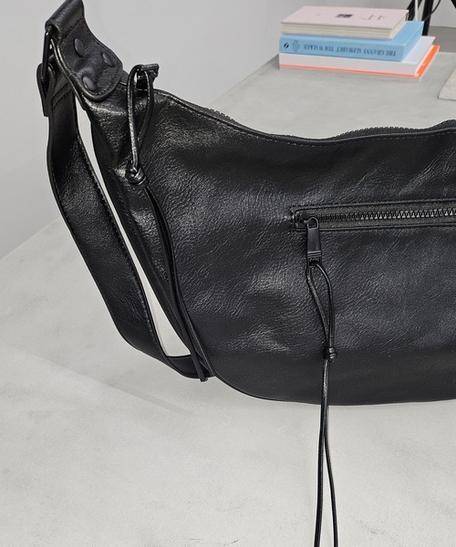 WESTBOY（ウエストボーイ）の「ユニセックス A4収納可 レザーライク カーブショルダーバッグ WO25W10BG07（ショルダーバッグ・メンズ・ブラック・FREE）」の4枚目の写真