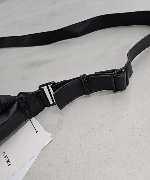 WESTBOY（ウエストボーイ）の「ユニセックス A4収納可 レザーライク カーブショルダーバッグ WO25W10BG07（ショルダーバッグ・メンズ・ブラック・FREE）」の5枚目の写真