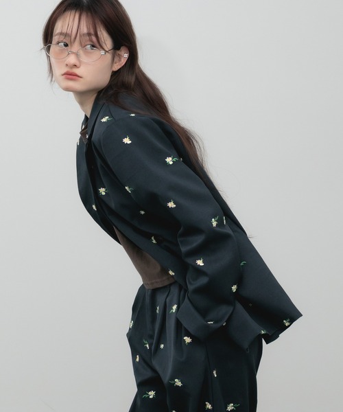 HEILIS(ヘイリス)の「オーバーサイズ花柄刺繍ジャケット(テーラードジャケット・レディース・ネイビー・FREE)」の5枚目の写真