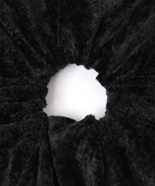 LAKOLE（ラコレ）の「クラッシュベロアシュシュ / 633130（シュシュ・レディース・ブラック/オフホワイト/グレー・FREE）」の4枚目の写真