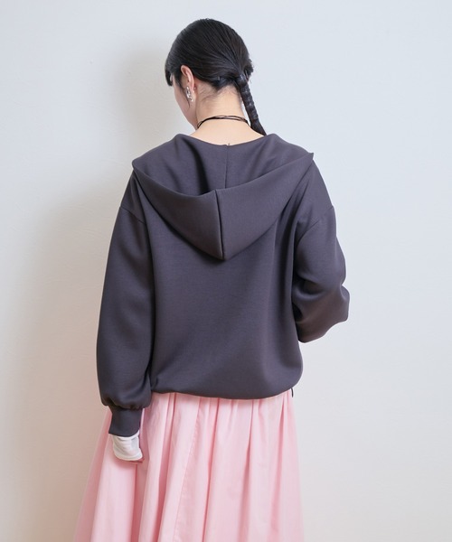LHELBIE(レルビエ)の「パール+ロゴジップパーカー(パーカー・レディース・チャコールグレー/グレー/オフホワイト・M)」の11枚目の写真