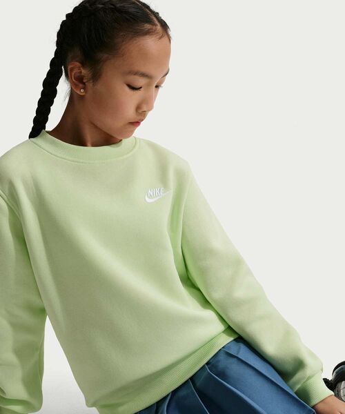 NIKE(ナイキ)の「ナイキ スポーツウェア クラブ フリース ジュニアスウェットシャツ / Nike Sportswear Club Fleece Big Kids' Sweatshirt FD3006-360 Light Liquid Lime(スウェット・キッズ・グリーン系・130/140/150/160)」の2枚目の写真