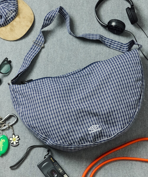 UMBRO（アンブロ）の「UMBRO/アンブロ SP NEW ROUND SHOULDER BAG/別注 チェック＆ストライプ ニュー ラウンドショルダーバッグ（ショルダーバッグ・メンズ・ホワイト/ブラック/ネイビー/ブルー/グリーン・ONE SIZE）」の4枚目の写真