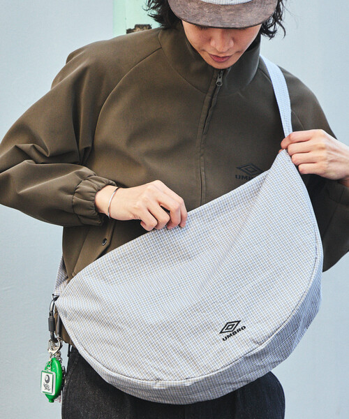 UMBRO（アンブロ）の「UMBRO/アンブロ SP NEW ROUND SHOULDER BAG/別注 チェック＆ストライプ ニュー ラウンドショルダーバッグ（ショルダーバッグ・メンズ・ホワイト/ブラック/ネイビー/ブルー/グリーン・ONE SIZE）」の3枚目の写真
