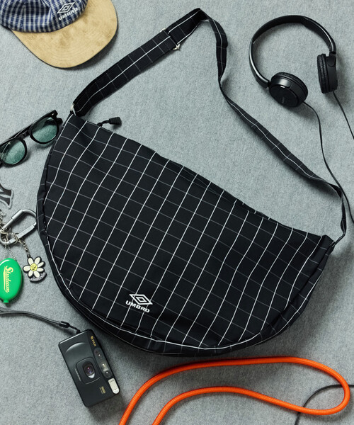 UMBRO（アンブロ）の「UMBRO/アンブロ SP NEW ROUND SHOULDER BAG/別注 チェック＆ストライプ ニュー ラウンドショルダーバッグ（ショルダーバッグ・メンズ・ホワイト/ブラック/ネイビー/ブルー/グリーン・ONE SIZE）」の2枚目の写真