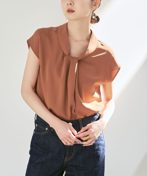 Noble（ノーブル）の「ボウタイライクノースリブラウス（シャツ/ブラウス・レディース・ホワイト系その他/モカ/ネイビー・FREE）」の2枚目の写真