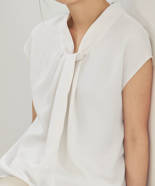 Noble（ノーブル）の「ボウタイライクノースリブラウス（シャツ/ブラウス・レディース・ホワイト系その他/モカ/ネイビー・FREE）」の4枚目の写真