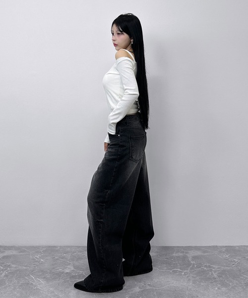 FOLLOWIN(フォロウィン)の「ブラックフェード ワイドデニムパンツ(デニムパンツ・レディース・ブラック・SMALL/MEDIUM/LARGE)」の4枚目の写真