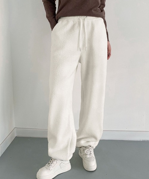 LOWO（ロワ）の「あったかボア素材 ゆったりワイドパンツ レディース リラックス（その他パンツ・レディース・ブルー/オフホワイト/レッド/ピンク/イエロー/チャコールグレー・FREE）」の2枚目の写真