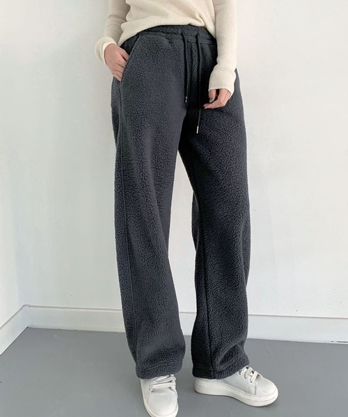 LOWO（ロワ）の「あったかボア素材 ゆったりワイドパンツ レディース リラックス（その他パンツ・レディース・ブルー/オフホワイト/レッド/ピンク/イエロー/チャコールグレー・FREE）」の3枚目の写真