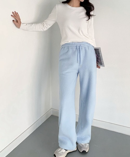 LOWO（ロワ）の「あったかボア素材 ゆったりワイドパンツ レディース リラックス（その他パンツ・レディース・ブルー/オフホワイト/レッド/ピンク/イエロー/チャコールグレー・FREE）」の4枚目の写真