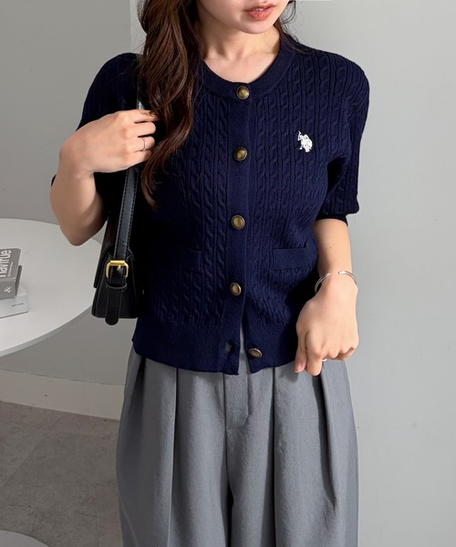 U.S. POLO ASSN.（ユーエスポロアッスン）の「RANAN/solleim別注【U.S. POLO ASSN.】ゴールドボタン半袖刺繍ケーブルニットカーディガン（カーディガン/ボレロ・レディース・ブルー/アイボリー/ブラック/ネイビー・LL/M/L）」の11枚目の写真