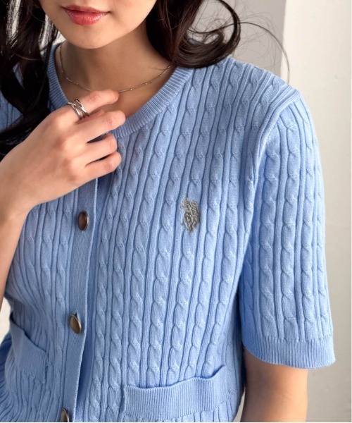 U.S. POLO ASSN.（ユーエスポロアッスン）の「RANAN/solleim別注【U.S. POLO ASSN.】ゴールドボタン半袖刺繍ケーブルニットカーディガン（カーディガン/ボレロ・レディース・ブルー/アイボリー/ブラック/ネイビー・LL/M/L）」の18枚目の写真