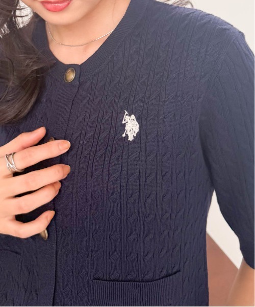 U.S. POLO ASSN.（ユーエスポロアッスン）の「RANAN/solleim別注【U.S. POLO ASSN.】ゴールドボタン半袖刺繍ケーブルニットカーディガン（カーディガン/ボレロ・レディース・ブルー/アイボリー/ブラック/ネイビー・LL/M/L）」の12枚目の写真