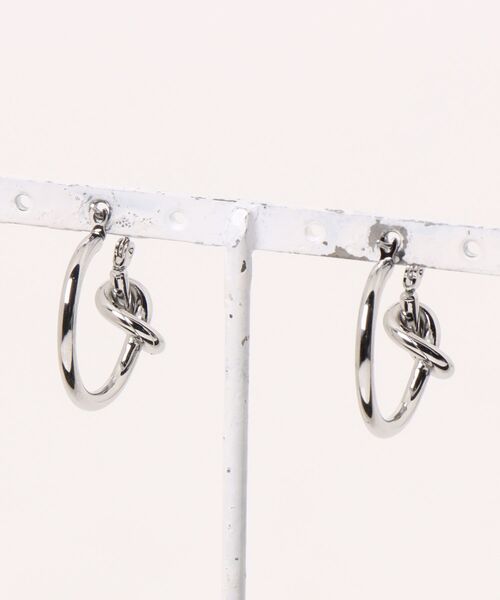 Cream dot.（クリームドット）の「【サージカルステンレス】ノットデザインがノーブルなステンレス製フープピアス（ピアス（両耳用）・レディース・シルバー/ピンクゴールド/ゴールド・ONE SIZE）」の5枚目の写真