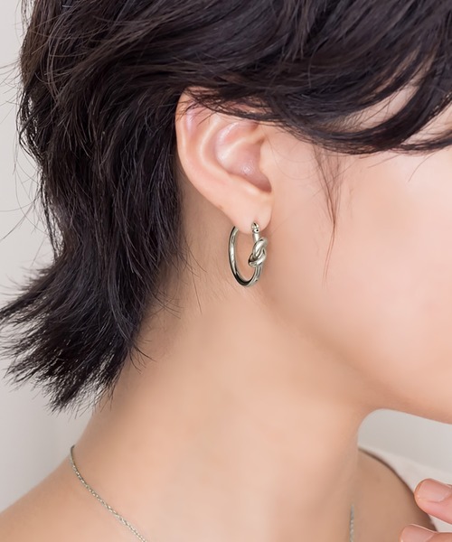 Cream dot.（クリームドット）の「【サージカルステンレス】ノットデザインがノーブルなステンレス製フープピアス（ピアス（両耳用）・レディース・シルバー/ピンクゴールド/ゴールド・ONE SIZE）」の2枚目の写真