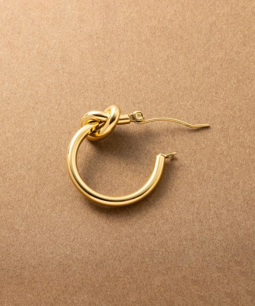 Cream dot.（クリームドット）の「【サージカルステンレス】ノットデザインがノーブルなステンレス製フープピアス（ピアス（両耳用）・レディース・シルバー/ピンクゴールド/ゴールド・ONE SIZE）」の4枚目の写真