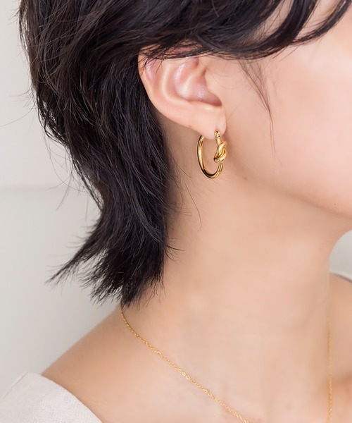 Cream dot.（クリームドット）の「【サージカルステンレス】ノットデザインがノーブルなステンレス製フープピアス（ピアス（両耳用）・レディース・シルバー/ピンクゴールド/ゴールド・ONE SIZE）」の16枚目の写真