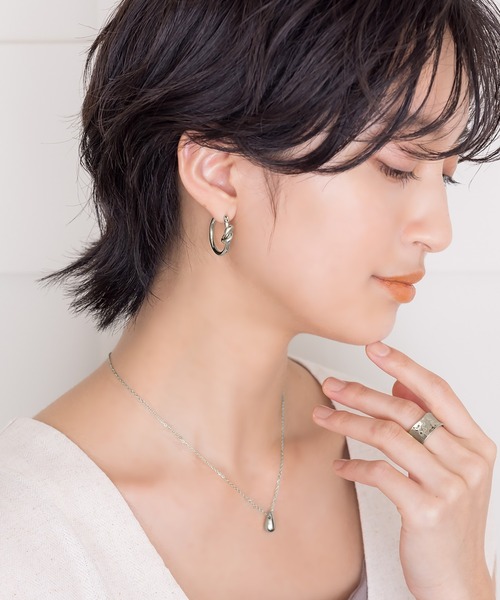 Cream dot.（クリームドット）の「【サージカルステンレス】ノットデザインがノーブルなステンレス製フープピアス（ピアス（両耳用）・レディース・シルバー/ピンクゴールド/ゴールド・ONE SIZE）」の15枚目の写真