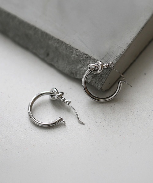 Cream dot.（クリームドット）の「【サージカルステンレス】ノットデザインがノーブルなステンレス製フープピアス（ピアス（両耳用）・レディース・シルバー/ピンクゴールド/ゴールド・ONE SIZE）」の7枚目の写真