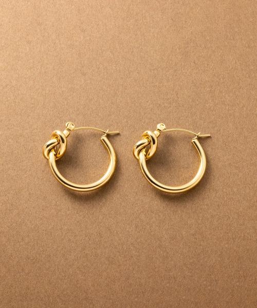 Cream dot.（クリームドット）の「【サージカルステンレス】ノットデザインがノーブルなステンレス製フープピアス（ピアス（両耳用）・レディース・シルバー/ピンクゴールド/ゴールド・ONE SIZE）」の8枚目の写真