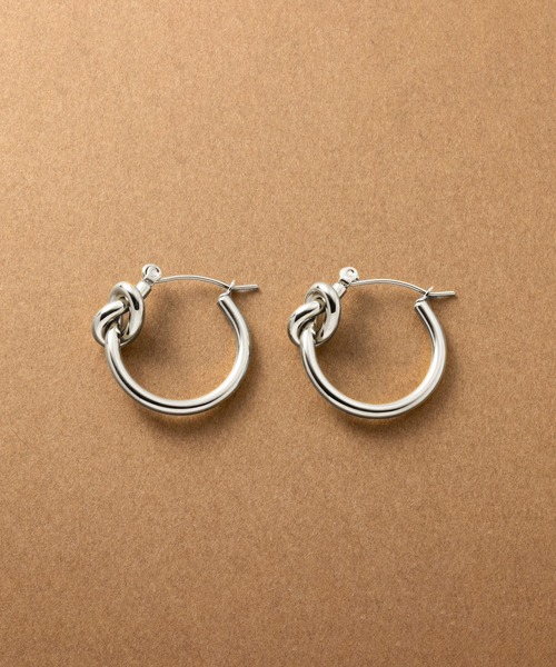 Cream dot.（クリームドット）の「【サージカルステンレス】ノットデザインがノーブルなステンレス製フープピアス（ピアス（両耳用）・レディース・シルバー/ピンクゴールド/ゴールド・ONE SIZE）」の9枚目の写真