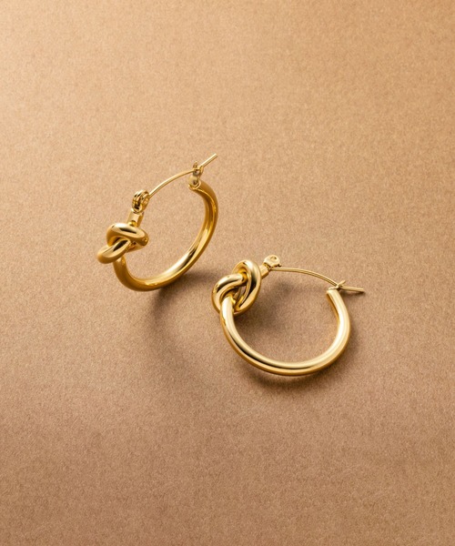 Cream dot.（クリームドット）の「【サージカルステンレス】ノットデザインがノーブルなステンレス製フープピアス（ピアス（両耳用）・レディース・シルバー/ピンクゴールド/ゴールド・ONE SIZE）」の11枚目の写真